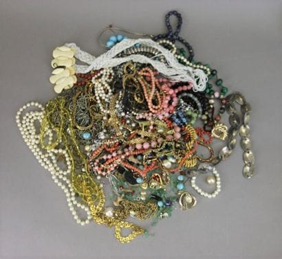 Set of costume jewelry including brooches,...