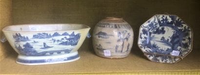 CHINA 19th century
Porcelain dish decorated...