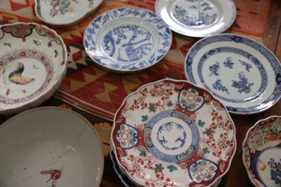 CHINA. 
Five porcelain plates with white-blue...