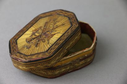 A covered octagonal box in polychrome straw...