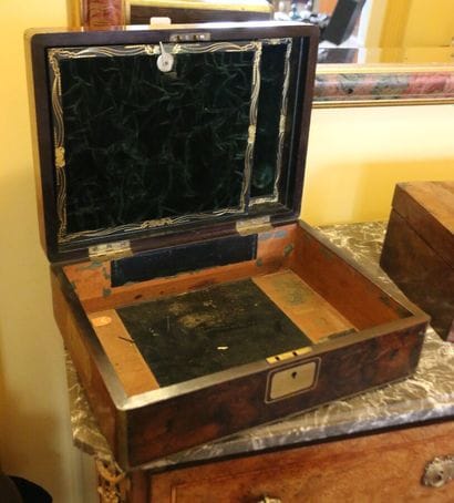 Set comprising a mahogany veneered mail box,...