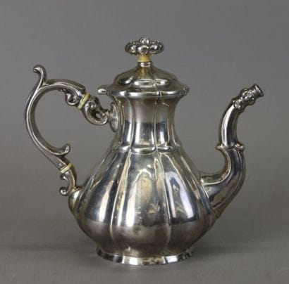 Piriform teapot in 950°/°° silver, with gadrooned...