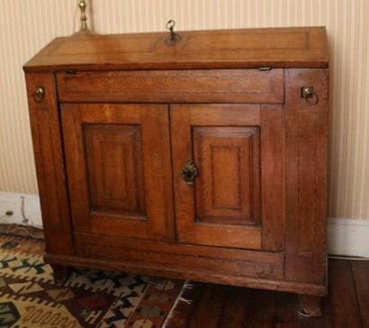 Scriban desk in oak inlaid with fillet, opening...