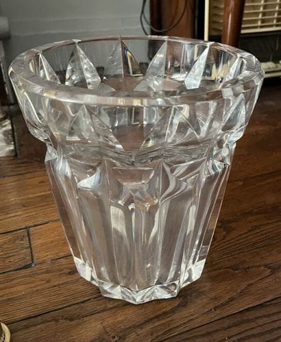 BACCARAT 
Cut crystal vase.
H. 23 cm
