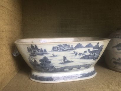 CHINA 19th century
Porcelain dish decorated...
