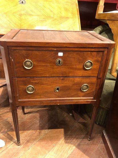 Mahogany and mahogany veneer chest of drawers...