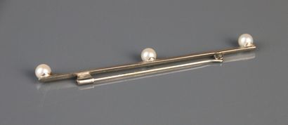 Silver pin adorned with three pearls.
Length:...