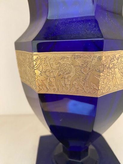 MOSER
Blue-tinted glass baluster vase decorated...