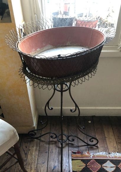 Oval-shaped tripod planter in lacquered sheet...