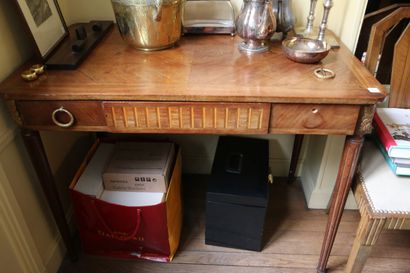 Three-drawer chest of drawers in walnut burl...
