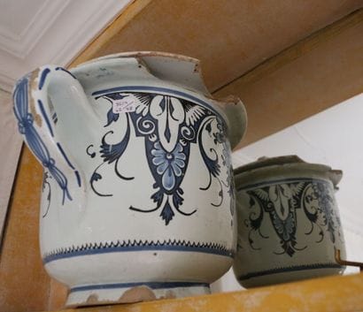 Cylindrical pot holder with two handles decorated...