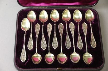 12 spoons in a case, in 925°/°° silver, filigree...
