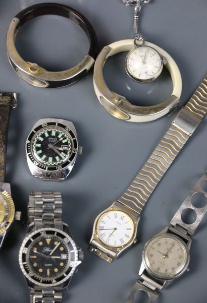 Set of 18 quartz watches with steel or leather...