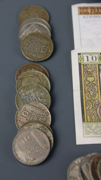 Set including :
- 32 pieces of 10 francs...