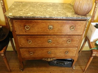 Three-drawer chest of drawers in walnut burl...