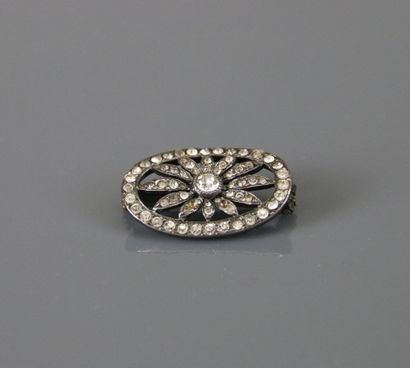 Set of silver jewelry including: a line brooch...