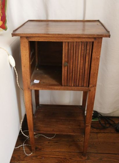 Bedside table in natural wood. 
19th century

Mahogany...
