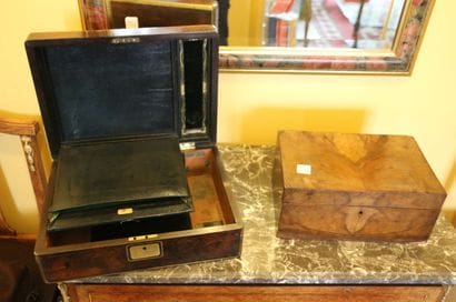Set comprising a mahogany veneered mail box,...