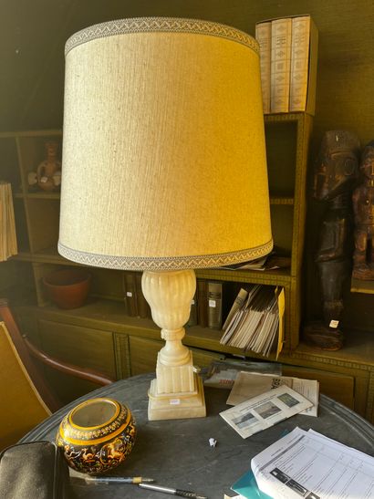 Alabaster lamp base.
Height: 44 cm
