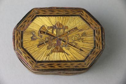 A covered octagonal box in polychrome straw...