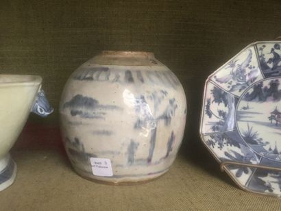 CHINA 19th century
Porcelain dish decorated...
