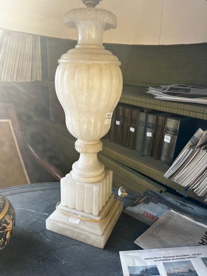 Alabaster lamp base.
Height: 44 cm
