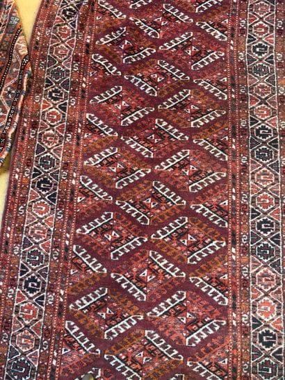CAUCASE
Set of 2 wool rugs.
