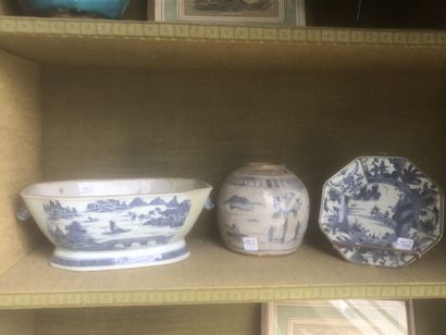 CHINA 19th century
Porcelain dish decorated...