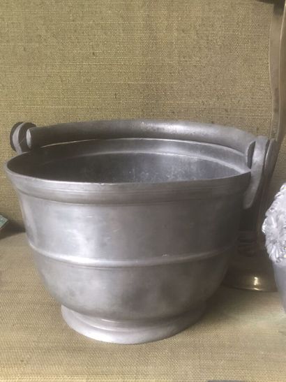 Set comprising: a pewter vase decorated with...