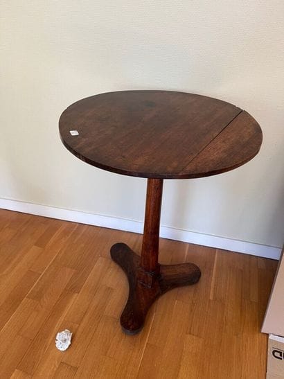 Mahogany veneered tripod pedestal table....