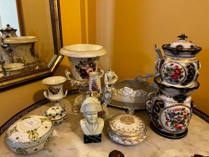 MANNETTE - Set of porcelain showcases including...