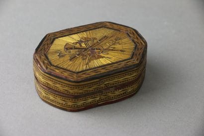 A covered octagonal box in polychrome straw...