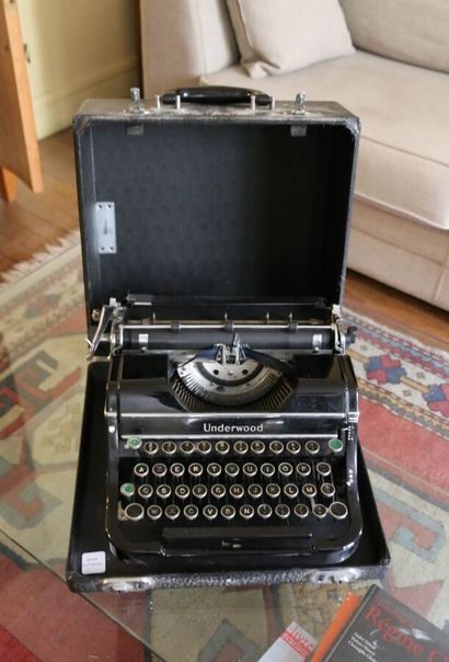 UNDERWOOD
Typewriter, in carrying case.