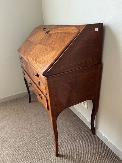 Sloping secretary desk in veneered wood inlaid...