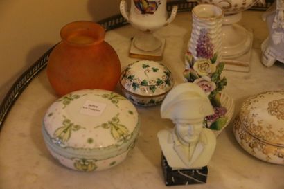 MANNETTE - Set of porcelain showcases including...
