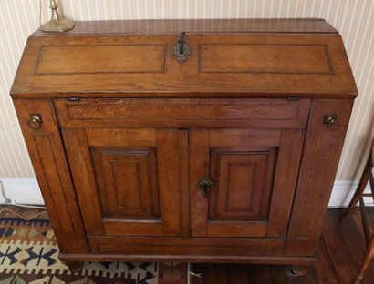 Scriban desk in oak inlaid with fillet, opening...
