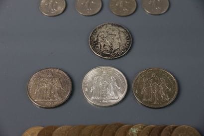 Set including :
- 18 metal 10-franc coins...