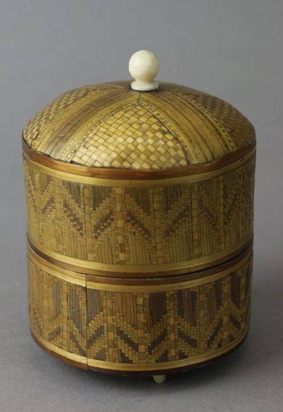 Set comprising a straw marquetry cylindrical...
