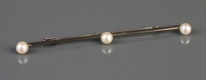 Silver pin adorned with three pearls.
Length:...