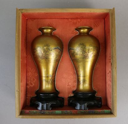 CHINA, 20th century
Pair of egg-shaped lacquer...