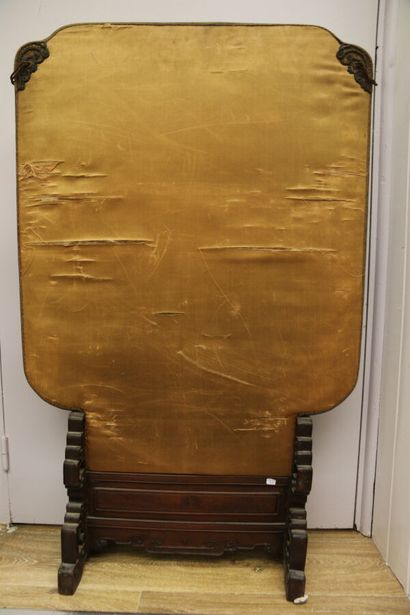 CHINA, 18th-19th century. 
Screen on carved...