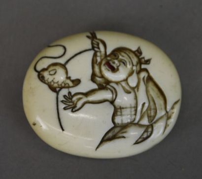 JAPAN,
Oval-shaped Netsuke in carved marine...