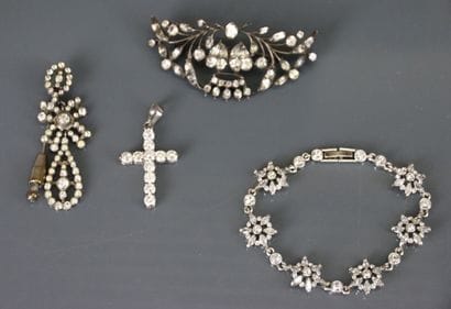 Costume jewelry set including: a rhinestone...