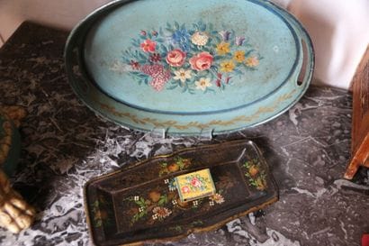 Four trays in painted sheet metal with polychrome...