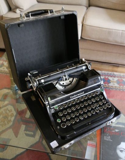 UNDERWOOD
Typewriter, in carrying case.