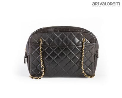 CHANEL
Shopping bag in black quilted lambskin...