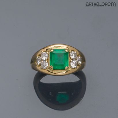 Ring in yellow gold 750°/°° centered on an...