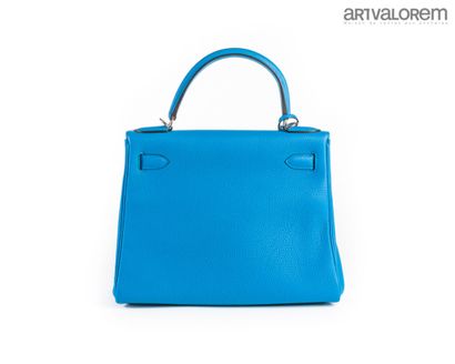 HERMÈS Paris
Kelly 28 bag in blue togo calfskin
Blue...