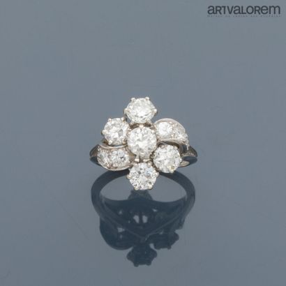 750°/°° white gold flower-shaped ring set...