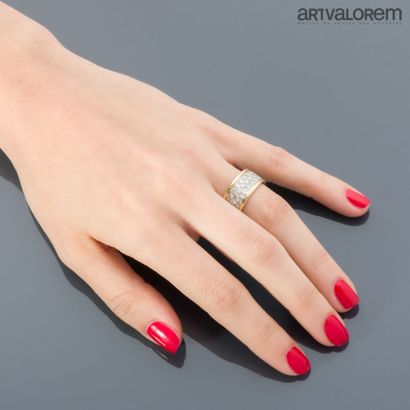 Bandeau wedding band in yellow gold 750°/°°...